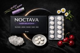 Opakowanie suplementu Noctava z melatoniną i tabletkami na czarnym tle z lawendą i wiśniami