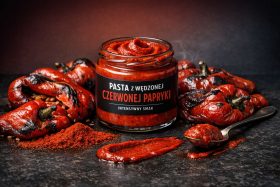 Słoik pasty z wędzonej czerwonej papryki z przyprawami i grillowanymi paprykami