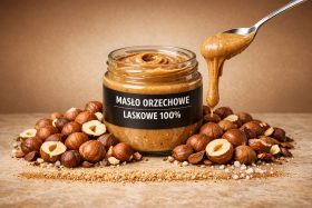 Słoik masła orzechowego laskowego otoczony orzechami i łyżka z masłem będący przykładem na wizualizacje produktowe