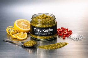 Słoik pasty Yuzu Kosho z cytrusami, chili i solą na metalowym tle będący przykładem na wizualizacje produktowe