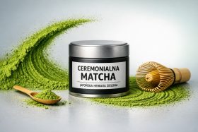 Puszka z japońską herbatą matcha i bambusowa miotełka do ubijania herbaty będąca przykładem na wizualizacje produktowe