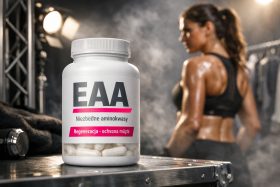 Biały pojemnik suplementu EAA na stole z rozmytą sylwetką kobiety po treningu w tle