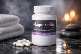 Biała butelka suplementu Magnez+B6 z kapsułkami na marmurowym blacie